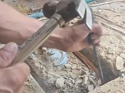 Phát hiện két sắt bí ẩn dưới sàn nhà vợ chồng trẻ "sốc nặng" khi nhìn thấy thứ bên trong