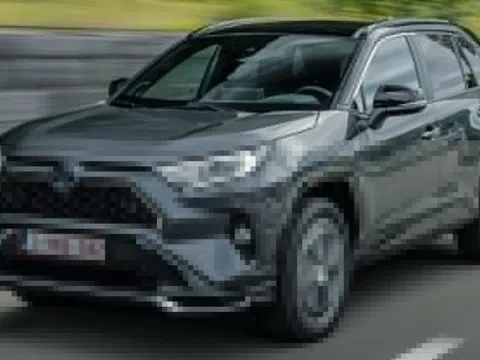 Cửa sổ trời Toyota RAV4 có thể bất ngờ phát nổ