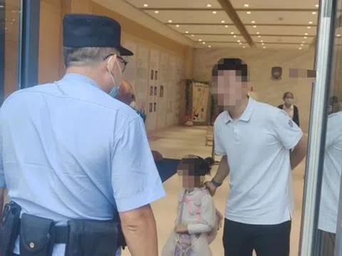 Ông nội lần đầu đưa cháu gái đi học, chỉ ít phút sau trường mầm non phải báo cảnh sát