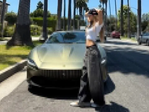 Lisa BlackPink 'thả dáng' cùng siêu xe Ferrari Roma Spyder