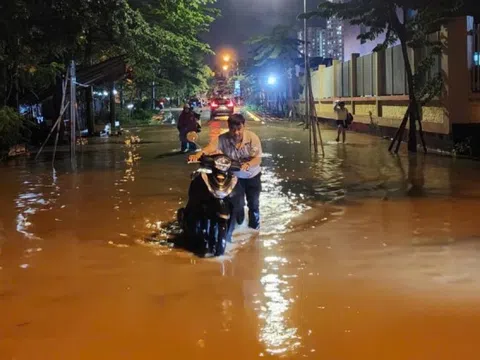 Nhiều khu vực ở Hà Nội bị cô lập sau cơn mưa lớn