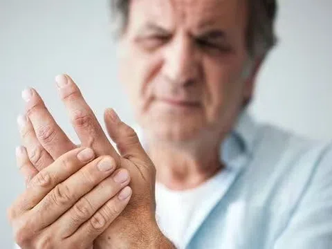 Khi mỡ "xâm lấn" và tàn phá gan, cơ thể sẽ sưng ở 5 chỗ: Có 1 cũng cần đi khám gấp