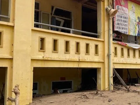 Ngôi trường bị vùi lấp sau lũ dữ, hiệu trưởng nghẹn ngào khi nhắc đến học sinh