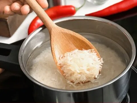Nấu cơm bằng nước nóng hay nước lạnh ngon hơn?