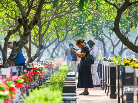 Dòng người đến dâng hương, tưởng niệm các anh hùng liệt sĩ tại các nghĩa trang