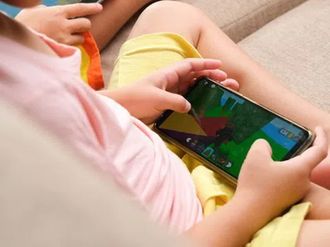 Bé trai 13 tuổi mắc gan nhiễm mỡ vì nghiện chơi điện thoại
