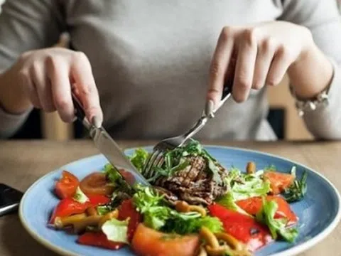 Ngồi thẳng 20 phút sau ăn - bí quyết tránh trào ngược, giảm béo bụng