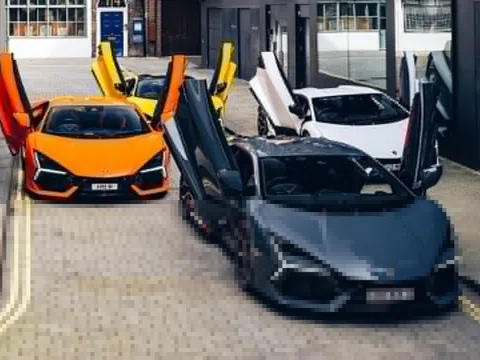 Cửa xe cắt kéo của Lamborghini Revuelto có thể 'rụng' bất ngờ