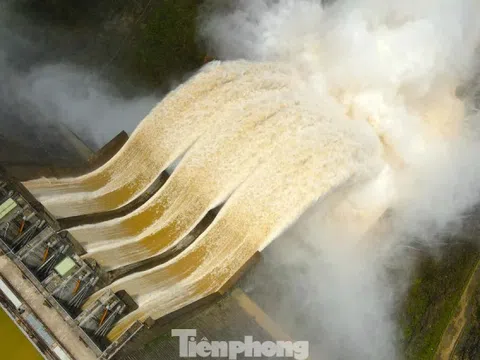 Thủy điện lớn nhất Bắc miền Trung xả lũ: Flycam ghi cảnh nước trắng xóa cuồn cuộn về xuôi