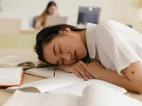 Nữ sinh học giỏi quên ghi tên, ngủ trong giờ thi đại học: Đến lúc biết điểm cả tỉnh đều sững sờ
