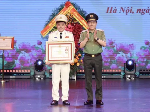 Công an Hà Nội đón nhận Huân chương Chiến công hạng Nhất