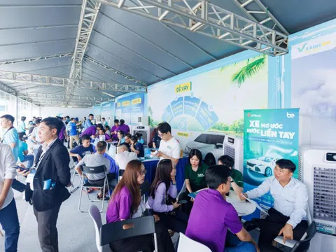 Bác tài TP.HCM lên đời xe xanh quá dễ dàng tại “Ngày hội xanh”