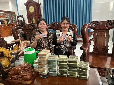 Đang gội đầu thì được mời mua vé số, 2 chị em ở TP.HCM mừng rỡ dò kết quả: Bất ngờ số tiền chia nhau
