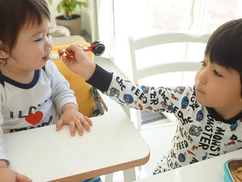 Trẻ nói chuyện như người lớn, "đọc vị" tâm lý người khác giỏi bất thường: Có thể không phải thông minh, mà là...