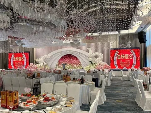 Con đỗ ĐH, cha mẹ bày 30 mâm cỗ nhưng chỉ thu về 8 triệu tiền mừng: Lên mạng than vãn còn bị mắng "đáng đời"