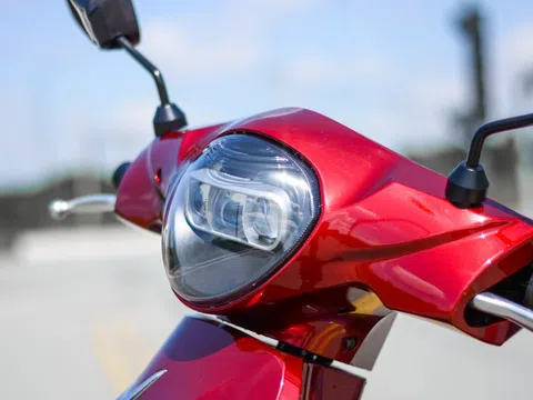 Loạt xe máy điện chạy 200 km mới phải cắm sạc