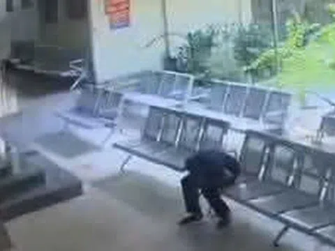 Người đàn ông bất ngờ đổ gục xuống nền, ngừng tim khi đang chờ khám bệnh