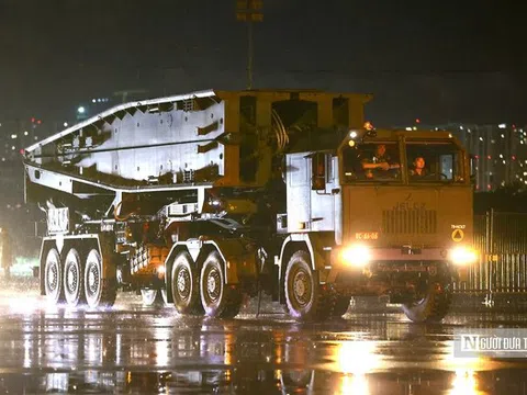 Xe pháo quân sự đội mưa huấn luyện trong đêm cho nhiệm vụ A80