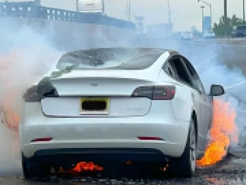 Xe điện có thực sự cháy nhiều hơn xe xăng?