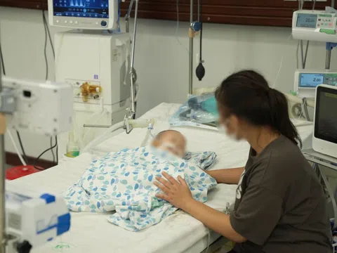 Bé trai 15 tháng tuổi cấp cứu vì uống phải tinh dầu đuổi muỗi