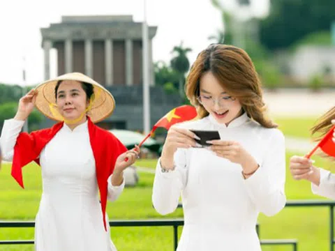 Quảng trường Ba Đình rực rỡ sắc đỏ từ sớm, người dân háo hức đếm ngược đến ngày Quốc khánh 2/9
