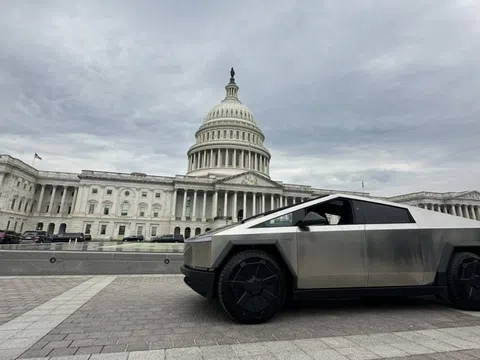 Tesla Cybertruck làm bia tập bắn cho Không quân Mỹ