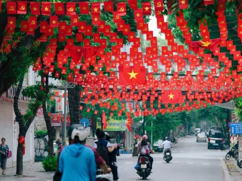Con phố "hot nhất Hà Nội" tràn ngập sắc đỏ: Không khí 2/9 lan toả mạnh mẽ, thu hút đông đảo người đến check-in
