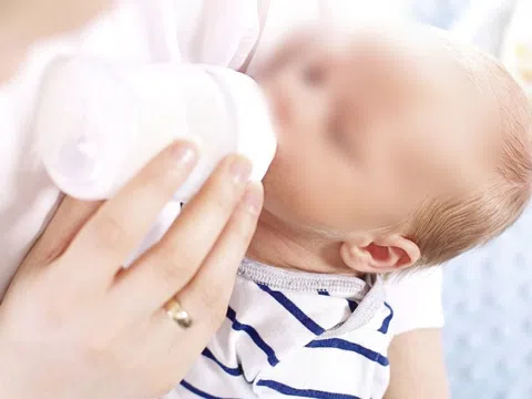 Trẻ mẩn ngứa vùng miệng do dị ứng sữa, bác sĩ cảnh báo