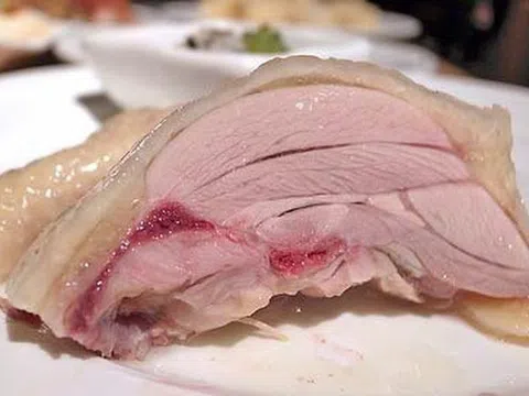 Ăn thịt gà nấu chưa chín, người đàn ông tử vong