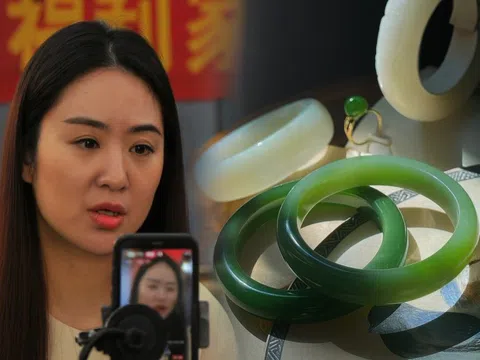 Streamer bán vòng ngọc bích 4,3 triệu đồng, giảm giá 50% hút 134 nghìn người theo dõi: Trong chớp mắt, hàng chợ biến thành "đồ quý", có cả giấy kiểm định