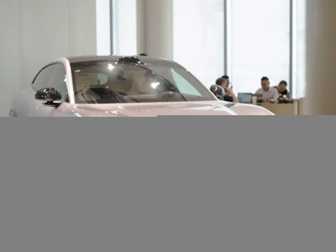 CEO Xiaomi khuyên khách mua xe Tesla