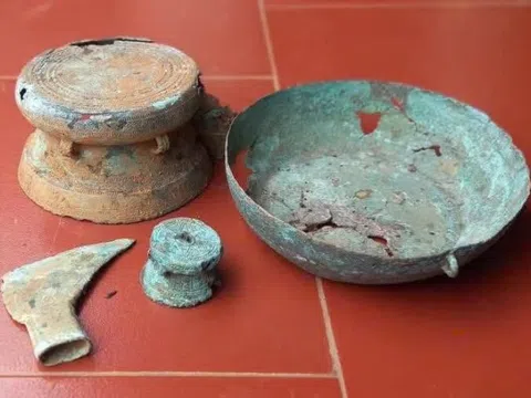 Một gia đình nông dân ở Phú Thọ đào được hai trống đồng niên đại trên 2.500 năm khi làm vườn
