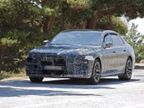 BMW 7-Series mới lộ ảnh chạy thử, phần 'lỗ mũi' đã gọn hơn
