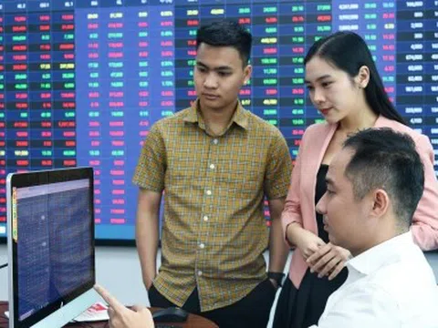Có nên bán vàng, đổ tiền vào chứng khoán?