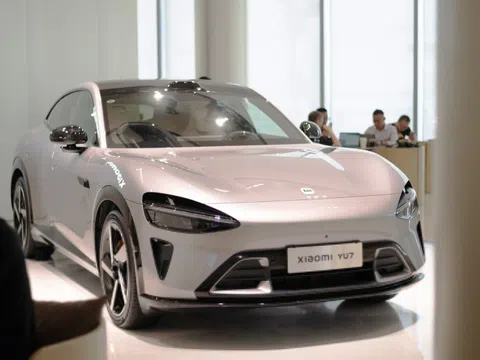 CEO Xiaomi khuyên khách mua xe Tesla