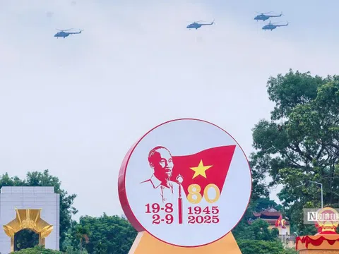 Biên đội máy bay tập luyện diễu binh trên bầu trời Hà Nội