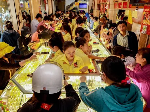 Giá vàng miếng SJC vượt 125 triệu/lượng