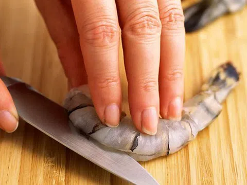 Cách dễ nhất để rút chỉ đen ở lưng tôm - Chuyên gia ẩm thực đảm bảo thành công mỹ mãn