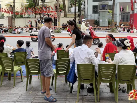 Nhiều hàng quán cho thuê ghế xem diễu binh: 20k-30k/ghế view "sát sạt" đường đi, nhiều khách đặt sẵn cả khu