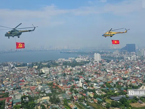 Biên đội trực thăng kéo cờ Đảng, cờ Tổ quốc bay trên bầu trời Hà Nội