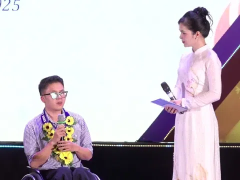"CEO đặc biệt" dạy người khuyết tật trồng cây cảnh, bán hàng online