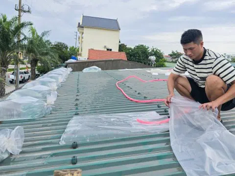 Người dân bơm nước lên mái nhà ứng phó bão số 5 