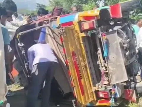 Ô tô chạy ngược chiều đâm trúng xe buýt, 11 người thương vong