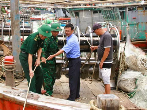Bão số 5 đang lao nhanh vào bờ, Thanh Hóa ban lệnh cấm biển