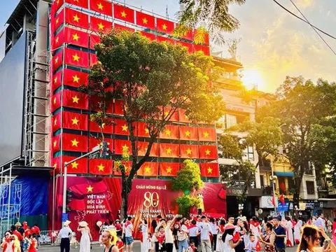 Tòa nhà sát “Hàm cá mập” khoác cờ đỏ sao vàng, thành điểm check-in hút khách dịp 2/9