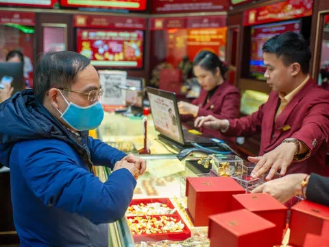Giá vàng trong nước quá mạnh