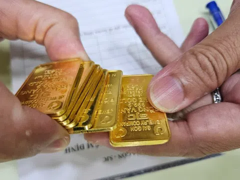 Các tiệm vàng nhỏ âm thầm mua bán vàng miếng SJC, đẩy giá lên cao kỷ lục