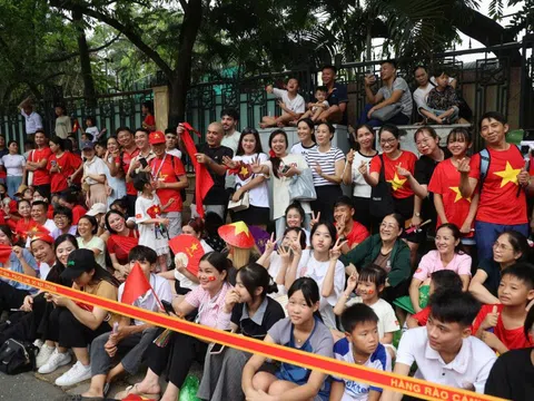 Đây là vị trí hàng chục điểm gửi xe gần khu vực diễu binh nhất, người dân phải xem ngay