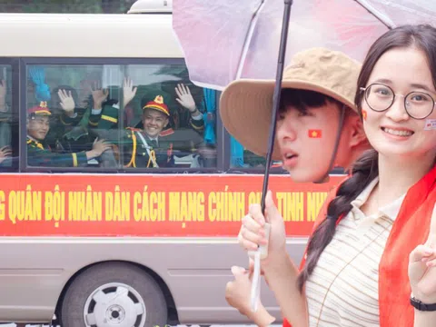 Trời đẹp, hết giờ làm việc, “khối yêu nước” đã sẵn sàng trên phố cho buổi sơ duyệt tối nay!