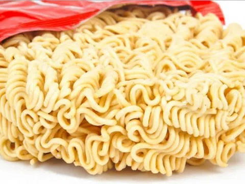 Bé trai 13 tuổi tử vong sau khi ăn mì ăn liền